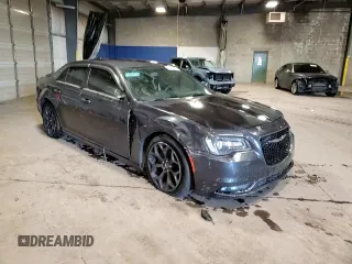 2019 Chrysler 300 S z VIN 2C3CCABG2KH516027, wystawiony jako Copart lot #84686654 z przebiegiem 73 155 mil mil oraz Szkoda całkowita • Salvage title. Historia ofert i sprzedaży dostępna na DreamBid. Obrazek 13.