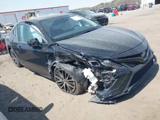 2022 Toyota Camry SE z VIN 4T1G11AK1NU013501, wystawiony jako IAAI lot #41909827 z przebiegiem 71 428 mil mil oraz . Historia ofert i sprzedaży dostępna na DreamBid. Obrazek 1.