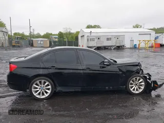 2015 BMW 3 Series 320i xDrive z VIN WBA3C3G59FNT53112, wystawiony jako IAAI lot #42222176 z przebiegiem 113 702 mil mil oraz . Historia ofert i sprzedaży dostępna na DreamBid. Obrazek 13.