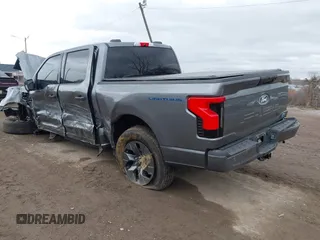2024 Ford F-150 Lightning XLT z VIN 1FTVW3LK0RWG14334, wystawiony jako IAAI lot #41856218 z przebiegiem 2 037 mil mil oraz . Historia ofert i sprzedaży dostępna na DreamBid. Obrazek 3.