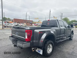 2017 Ford F-350 Lariat z VIN 1FT8W3DT9HEB28873, wystawiony jako Copart lot #58615765 z przebiegiem 100 307 mil mil oraz Szkody całkowita. Historia ofert i sprzedaży dostępna na DreamBid. Obrazek 4.