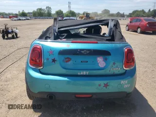 2017 MINI Convertible Cooper z VIN WMWWG5C33H3C99423, wystawiony jako Copart lot #61426325 z przebiegiem Nie podano mil oraz Nie do naprawy • Non repairable. Historia ofert i sprzedaży dostępna na DreamBid. Obrazek 6.