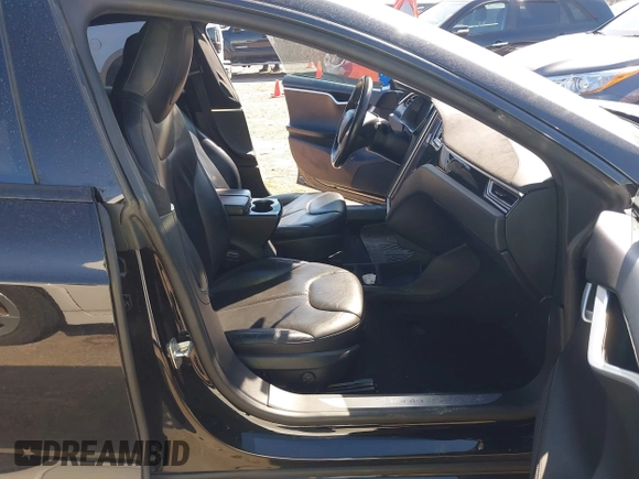 2015 Tesla Model S 85D z VIN 5YJSA1E24FF114180, wystawiony jako IAAI lot #41832583 z przebiegiem 152 008 mil mil oraz . Historia ofert i sprzedaży dostępna na DreamBid. Obrazek 5.