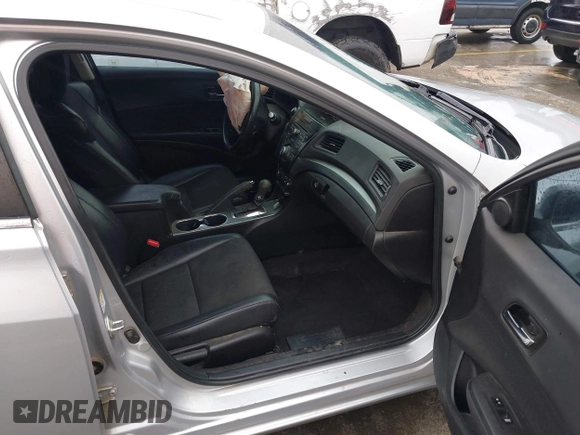 2013 Acura ILX with VIN 19VDE1F3XDE021230, listed as a IAAI auction lot 41586378 with 207,274 mi miles. Bid and sale history available at carsss.com. Image 5.