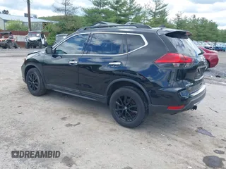2017 Nissan Rogue SV z VIN 5N1AT2MV8HC814058, wystawiony jako IAAI lot #42200550 z przebiegiem 118 175 mil mil oraz . Historia ofert i sprzedaży dostępna na DreamBid. Obrazek 3.
