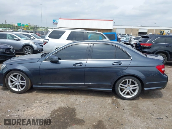 2013 Mercedes-Benz C 250 Sport z VIN WDDGF4HB5DA781713, wystawiony jako IAAI lot #42109186 z przebiegiem 142 167 mil mil oraz . Historia ofert i sprzedaży dostępna na DreamBid. Obrazek 14.