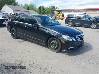 2011 Mercedes-Benz E 350 Luxury z VIN WDDHF8HBXBA353564, wystawiony jako IAAI lot #42392079 z przebiegiem 241 393 mil mil oraz . Historia ofert i sprzedaży dostępna na DreamBid. Obrazek 1.