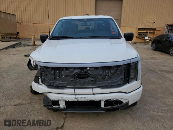 2023 Ford F-150 Lightning Pro z VIN 1FTVW1ELXPWG63466, wystawiony jako Copart lot #43397005 z przebiegiem 8 852 mil mil oraz Szkoda całkowita • Salvage title. Historia ofert i sprzedaży dostępna na DreamBid. Obrazek 5.