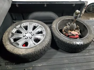 2006 GMC Sierra Denali z VIN 2GTEK63N661185470, wystawiony jako Copart lot #85517684 z przebiegiem 154 457 mil mil oraz Szkoda całkowita • Salvage title. Historia ofert i sprzedaży dostępna na DreamBid. Obrazek 12.