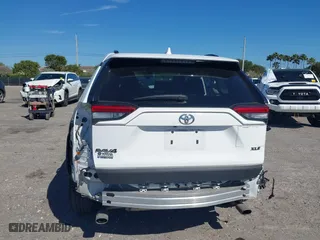 2022 Toyota RAV4 XLE with VIN 2T3W1RFV8NW192785, listed as a IAAI auction lot 41694815 with 28,906 mi miles. Bid and sale history available at carsss.com. Image 6.