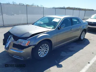 2014 Chrysler 300 z VIN 2C3CCAAGXEH335800, wystawiony jako IAAI lot #41984427 z przebiegiem 247 358 mil mil oraz . Historia ofert i sprzedaży dostępna na DreamBid. Obrazek 17.