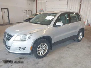 2011 Volkswagen Tiguan SEL z VIN WVGBV7AXXBW511175, wystawiony jako IAAI lot #42341613 z przebiegiem 168 497 mil mil oraz . Historia ofert i sprzedaży dostępna na DreamBid. Obrazek 2.