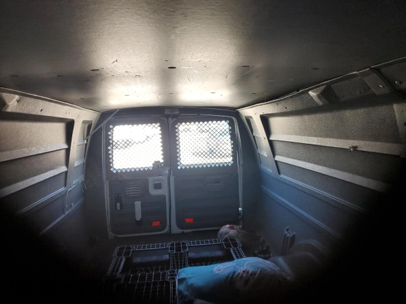 2014 Ford Econoline Cargo Commercial z VIN 1FTNS2EW6EDA15997, wystawiony jako Copart lot #82108024 z przebiegiem 146 982 mil mil oraz Szkoda całkowita • Salvage title. Historia ofert i sprzedaży dostępna na DreamBid. Obrazek 10.