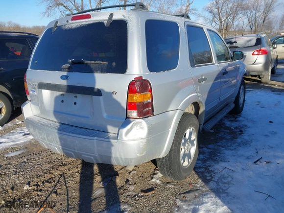 2007 Ford Escape XLT with VIN 1FMCU03127KA61978, listed as a IAAI auction lot 41371360 with 179,025 mi miles. Bid and sale history available at carsss.com. Image 4.