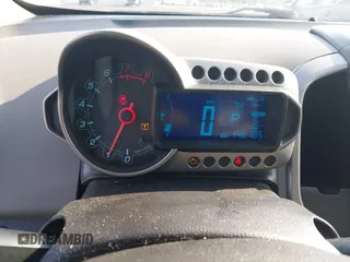 2016 Chevrolet Sonic LT z VIN 1G1JC5SH0G4108237, wystawiony jako IAAI lot #42413352 z przebiegiem 196 185 mil mil oraz . Historia ofert i sprzedaży dostępna na DreamBid. Obrazek 7.