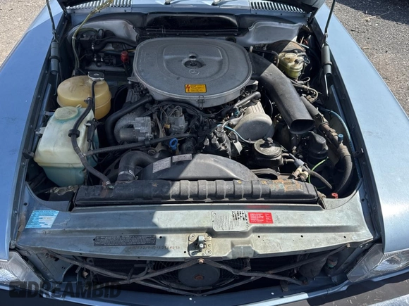 1985 Mercedes-Benz 380 z VIN WDBBA45C0FA019441, wystawiony jako Copart lot #51792005 z przebiegiem 83 718 mil mil oraz Czysty tytuł • Clean title. Historia ofert i sprzedaży dostępna na DreamBid. Obrazek 7.