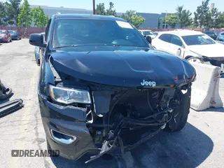2018 Jeep Grand Cherokee Laredo E z VIN 1C4RJEAG9JC131344, wystawiony jako IAAI lot #42218060 z przebiegiem 126 639 mil mil oraz . Historia ofert i sprzedaży dostępna na DreamBid. Obrazek 13.