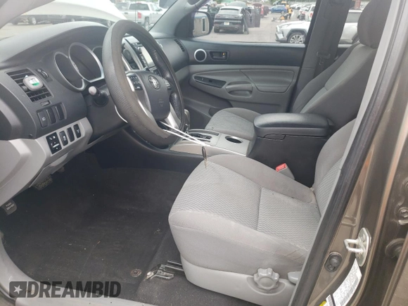 2013 Toyota Tacoma z VIN 3TMLU4EN4DM124465, wystawiony jako Copart lot #58167135 z przebiegiem 116 098 mil mil oraz Szkoda całkowita • Salvage title. Historia ofert i sprzedaży dostępna na DreamBid. Obrazek 7.