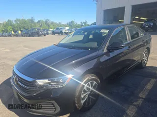 2024 Volkswagen Jetta S z VIN 3VW5M7BUXRM054755, wystawiony jako IAAI lot #42808965 z przebiegiem 23 995 mil mil oraz . Historia ofert i sprzedaży dostępna na DreamBid. Obrazek 6.