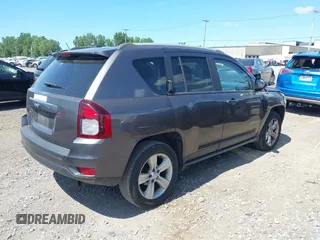 2017 Jeep Compass Sport SE z VIN 1C4NJDBB3HD143859, wystawiony jako IAAI lot #42784214 z przebiegiem 82 815 mil mil oraz . Historia ofert i sprzedaży dostępna na DreamBid. Obrazek 4.