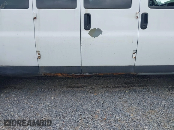 2006 Chevrolet Express Passenger with VIN 1GAHG39UX61106876, listed as a IAAI auction lot 42722638 with 157,081 mi miles and . Bid and sale history available at DreamBid. Image 13.