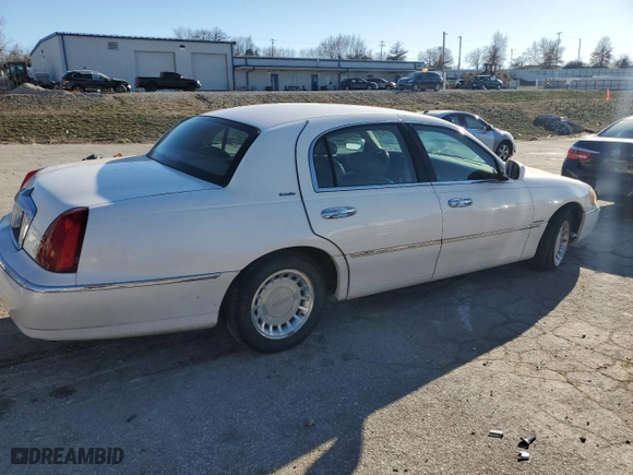 2000 Lincoln Town Car Executive with VIN 1LNHM81W3YY887532, listed as a Copart auction lot 83570574 with 164,105 mi miles and Salvage Title. Bid and sale history available at carsss.com. Image 3.