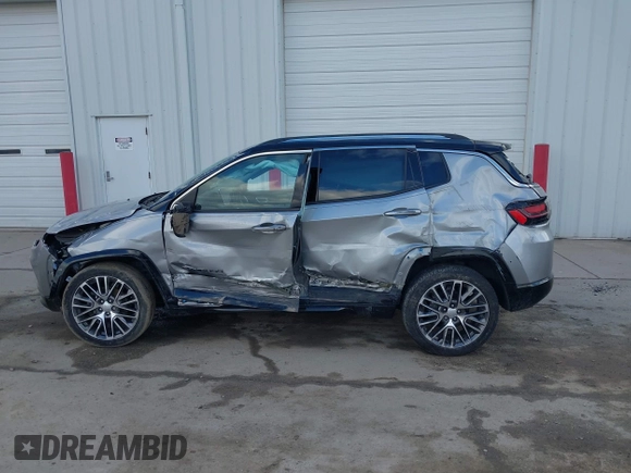 2022 Jeep Compass Limited z VIN 3C4NJDCB8NT115480, wystawiony jako IAAI lot #41677377 z przebiegiem 66 451 mil mil oraz . Historia ofert i sprzedaży dostępna na DreamBid. Obrazek 15.