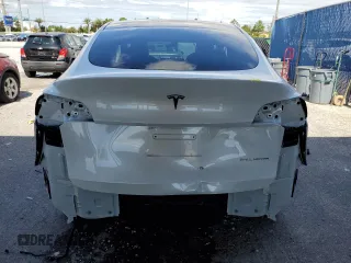 2024 Tesla Model Y Long Range with VIN 7SAYGDEEXRA288960, listed as a Copart auction lot 60801525 with 18,942 mi miles and Salvage title. Bid and sale history available at DreamBid. Image 6.