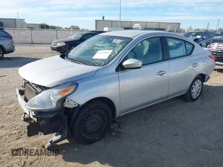 2019 Nissan Versa SV z VIN 3N1CN7AP4KL863069, wystawiony jako IAAI lot #41694007 z przebiegiem 131 141 mil mil oraz . Historia ofert i sprzedaży dostępna na DreamBid. Obrazek 2.