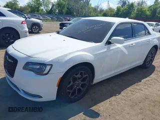 2015 Chrysler 300 S z VIN 2C3CCAGG6FH736320, wystawiony jako IAAI lot #42270198 z przebiegiem 131 549 mil mil oraz . Historia ofert i sprzedaży dostępna na DreamBid. Obrazek 17.