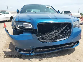 2020 Chrysler 300 S z VIN 2C3CCABG7LH188735, wystawiony jako IAAI lot #42051069 z przebiegiem 83 536 mil mil oraz . Historia ofert i sprzedaży dostępna na DreamBid. Obrazek 6.