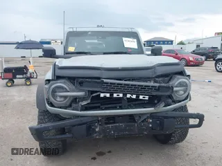2022 Ford Bronco z VIN 1FMEE5DP3NLB31811, wystawiony jako IAAI lot #42303650 z przebiegiem 43 636 mil mil oraz . Historia ofert i sprzedaży dostępna na DreamBid. Obrazek 12.