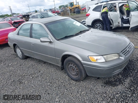 1998 Toyota Camry LE z VIN JT2BG22K6W0147522, wystawiony jako IAAI lot #42305222 z przebiegiem 224 539 mil mil oraz . Historia ofert i sprzedaży dostępna na DreamBid. Obrazek 1.