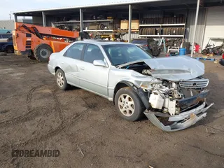 2000 Toyota Camry LE z VIN JT2BF28K6Y0282836, wystawiony jako IAAI lot #41799376 z przebiegiem 210 710 mil mil oraz . Historia ofert i sprzedaży dostępna na DreamBid. Obrazek 1.