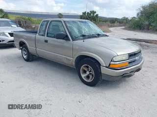 2000 Chevrolet S-10 LS with VIN 1GCCS1942YK156897, listed as a IAAI auction lot 41709047 with 131,331 mi miles. Bid and sale history available at carsss.com. Image 1.