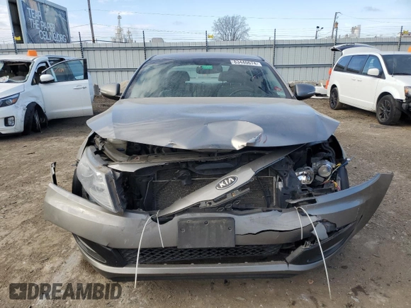 2013 Kia Optima LX z VIN 5XXGM4A70DG221110, wystawiony jako Copart lot #83440674 z przebiegiem Nie podano mil oraz Szkody całkowita. Historia ofert i sprzedaży dostępna na DreamBid. Obrazek 5.