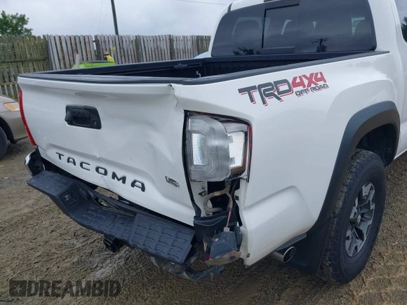 2017 Toyota Tacoma SR5 z VIN 5TFCZ5AN9HX115659, wystawiony jako IAAI lot #42375002 z przebiegiem 105 170 mil mil oraz . Historia ofert i sprzedaży dostępna na DreamBid. Obrazek 6.