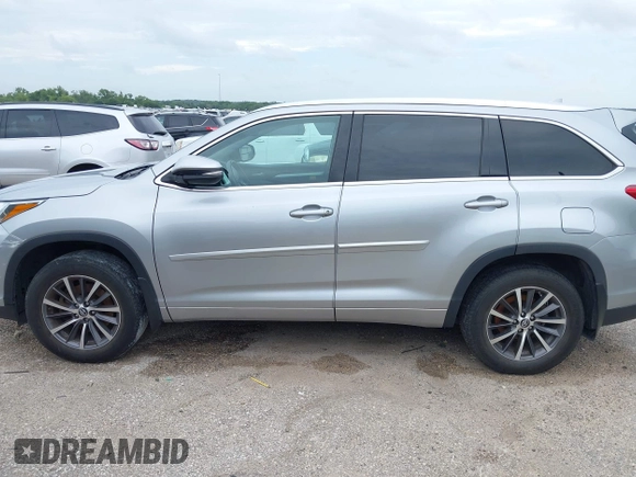 2017 Toyota Highlander XLE z VIN 5TDJZRFH6HS509725, wystawiony jako IAAI lot #42677602 z przebiegiem 120 311 mil mil oraz . Historia ofert i sprzedaży dostępna na DreamBid. Obrazek 14.