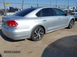 2014 Volkswagen Passat Wolfsburg Edition z VIN 1VWAS7A39EC068493, wystawiony jako IAAI lot #42225256 z przebiegiem 183 853 mil mil oraz . Historia ofert i sprzedaży dostępna na DreamBid. Obrazek 6.