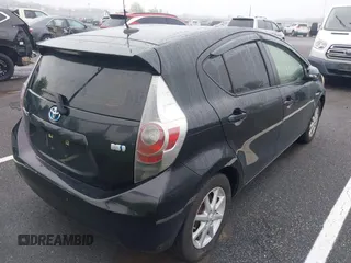 2013 Toyota Prius One z VIN JTDKDTB3XD1540798, wystawiony jako IAAI lot #42266860 z przebiegiem 208 567 mil mil oraz . Historia ofert i sprzedaży dostępna na DreamBid. Obrazek 4.