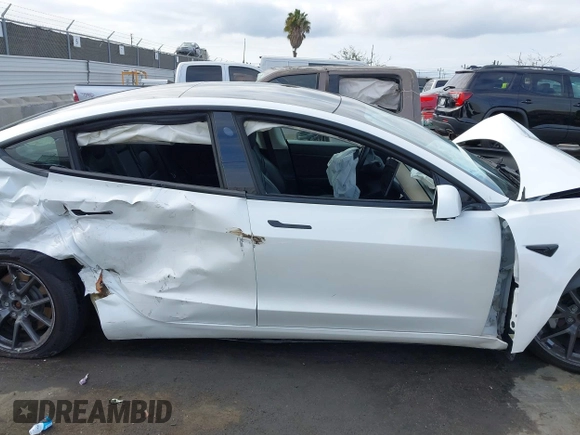 2021 Tesla Model 3 Standard Range Plus z VIN 5YJ3E1EA5MF941392, wystawiony jako IAAI lot #41888597 z przebiegiem 111 617 mil mil oraz . Historia ofert i sprzedaży dostępna na DreamBid. Obrazek 12.