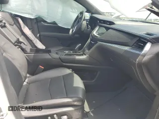 2021 Cadillac XT5 FWD Premium Luxury z VIN 1GYKNCR44MZ106982, wystawiony jako Copart lot #62234455 z przebiegiem 93 079 mil mil oraz Szkoda całkowita • Salvage title. Historia ofert i sprzedaży dostępna na DreamBid. Obrazek 7.