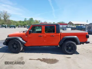 2020 Jeep Gladiator Sport S z VIN 1C6HJTAG0LL149161, wystawiony jako IAAI lot #42071132 z przebiegiem 153 062 mil mil oraz . Historia ofert i sprzedaży dostępna na DreamBid. Obrazek 14.