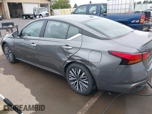 2024 Nissan Altima SV z VIN 1N4BL4DV4RN385646, wystawiony jako IAAI lot #42422125 z przebiegiem 27 335 mil mil oraz . Historia ofert i sprzedaży dostępna na DreamBid. Obrazek 3.