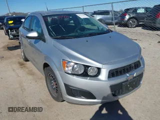 2014 Chevrolet Sonic LS z VIN 1G1JA5SH9E4160050, wystawiony jako IAAI lot #41723498 z przebiegiem 57 949 mil mil oraz . Historia ofert i sprzedaży dostępna na DreamBid. Obrazek 1.