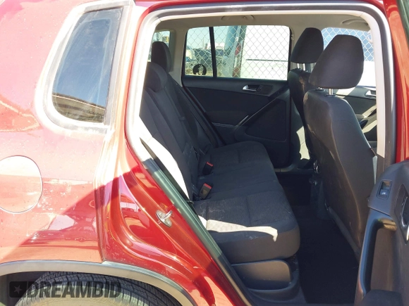 2013 Volkswagen Tiguan SE z VIN WVGBV7AX2DW006816, wystawiony jako IAAI lot #41702820 z przebiegiem 129 757 mil mil oraz . Historia ofert i sprzedaży dostępna na DreamBid. Obrazek 8.