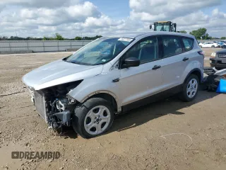 2018 Ford Escape S z VIN 1FMCU0F70JUA84591, wystawiony jako Copart lot #56227955 z przebiegiem Nie podano mil oraz Szkoda całkowita • Salvage title. Historia ofert i sprzedaży dostępna na DreamBid. Obrazek 1.