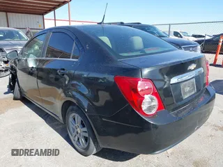 2014 Chevrolet Sonic LT z VIN 1G1JC5SH5E4224501, wystawiony jako IAAI lot #42275218 z przebiegiem 119 370 mil mil oraz . Historia ofert i sprzedaży dostępna na DreamBid. Obrazek 3.
