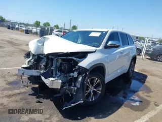 2017 Toyota Highlander LE z VIN 5TDZZRFH7HS221067, wystawiony jako IAAI lot #42168559 z przebiegiem 93 827 mil mil oraz . Historia ofert i sprzedaży dostępna na DreamBid. Obrazek 2.