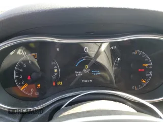 2017 Jeep Grand Cherokee Altitude z VIN 1C4RJFAG1HC895401, wystawiony jako Copart lot #53804045 z przebiegiem 71 331 mil mil oraz Szkoda całkowita • Salvage title. Historia ofert i sprzedaży dostępna na DreamBid. Obrazek 9.